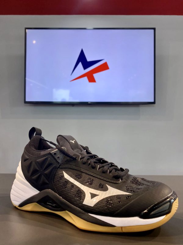 Mizuno Wave Momentum Volleyball Shoes (Black / White)