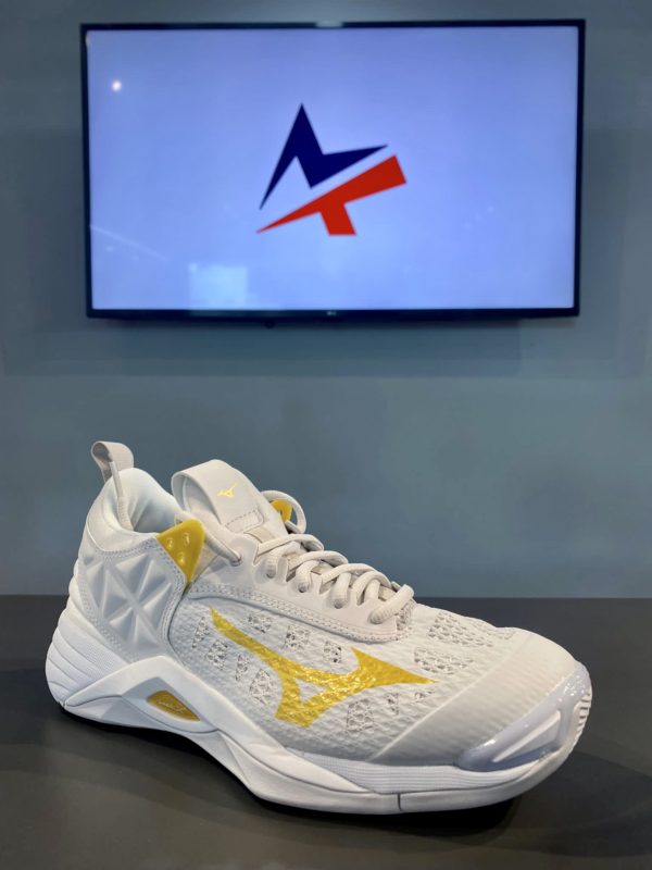 Mizuno Wave Momentum Volleyball Shoes (White / Gold)